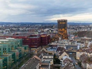 Der-BIZ-Turm-in-Basel-Hauptquartier-der-Bank-fuer-internationalen-Zahlungsausgleich-Archiv-