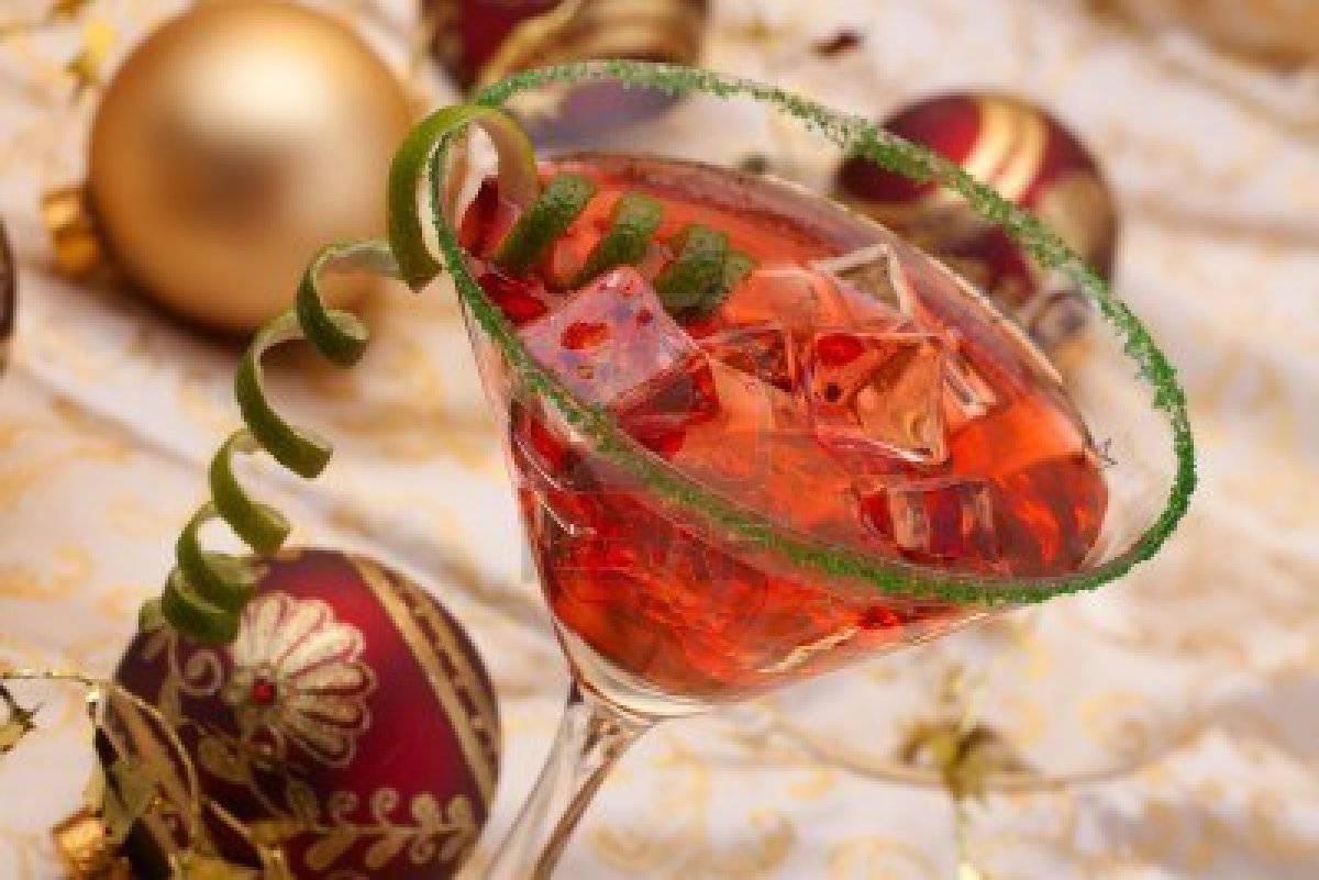 Holiday drinks. Напитки на новый год. Новогодние коктейли. Сок на новогоднем столе. Новогоднее украшение коктейля.